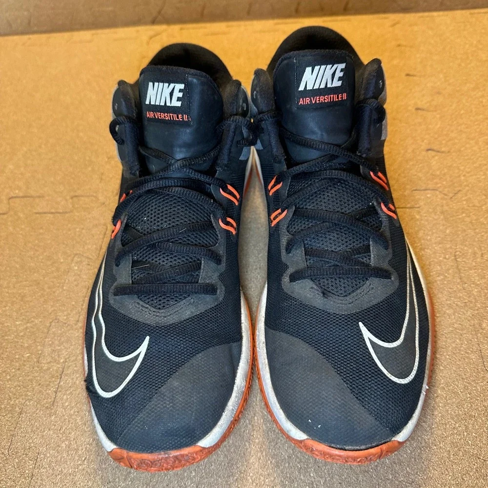Nike Air Versitile II Mens Basketball Shoes Black Grey Orange 921692-006 Sz 10.5